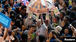 Anti-government protest leader Suthep Thaugsuban (C) collects donations from his supporters during a rally at the TOT Public Company building in Bangkok, Apr. 30, 2014. 