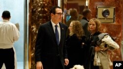 Steve Mnuchin, director financiero de la campaña de Trump ha sido seleccionado por el presidente electo para Secretario del Tesoro, informaron fuentes conocedoras de la información.