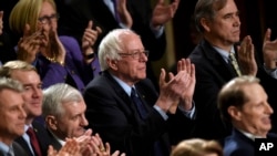 El candidato presidencial demócrata y senador por Vermont, Bernie Sanders, aplaude al presidente Obama.