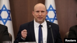 Perdana Menteri Israel Naftali Bennett memimpin rapat kabinet mingguan di Yerusalem (foto: dok). 