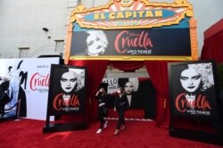 Sebelum pemutaran perdana "Cruella" di Teater El Capitan pada hari Selasa, 18 Mei 2021, di Los Angeles. (Foto: Jordan Strauss/Invision/AP)