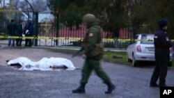 18일 러시아 남부 다게스탄 자치공화국 키즐랴르시에서 무장괴한들이 러시아정교회 예배를 마치고 나오는 기독교 신자들을 향해 무차별 총격을 가했다. 러시아 군이 사건 발생 후 현장을 수색하고 있다.