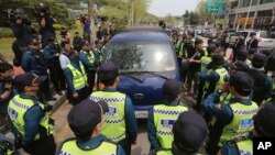 지난 2018년 5월 한국 경기도 파주에서 북한으로 전단을 날려보내려는 탈북민 단체의 차량을 경찰들이 저지하고 있다.