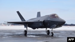 지난 2018년 일본 북부 아오모리현 미사와 공항에 세워진 항공자위대 소속 F-35A 전투기 1대.