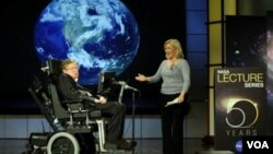 Stehen Hawking dijo que “la humanidad no logrará sobrevivir otros mil años sin escapar de nuestro frágil planeta”.