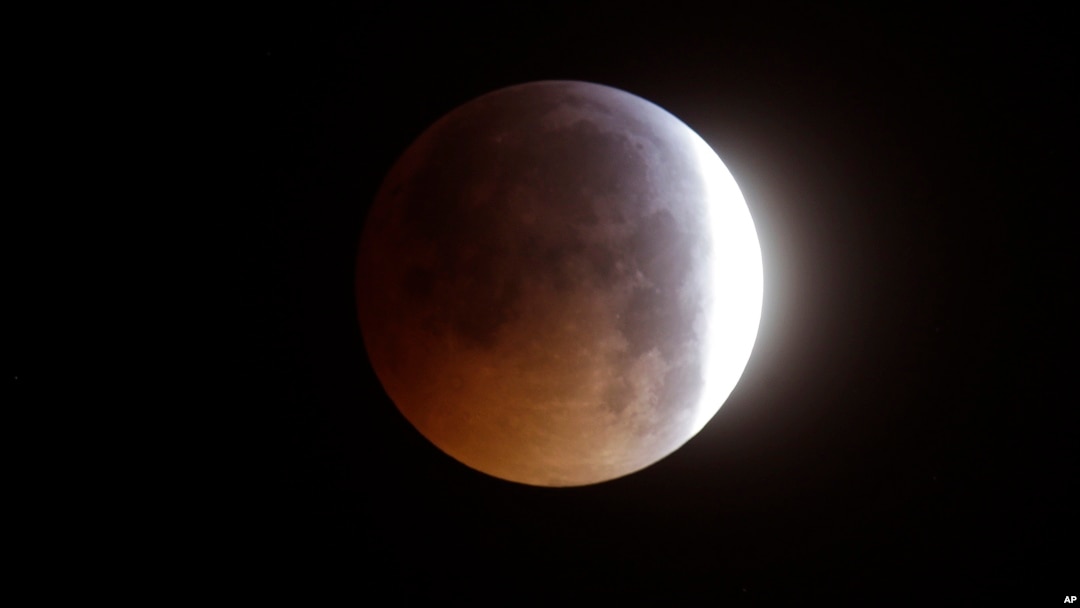 Fenomena Supermoon dan gerhana bulan total, terlihat dari Marseille, Perancis selatan, 21 Januari 2019. (Foto: dok).