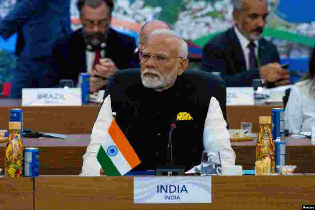 El primer ministro indio, Narendra Modi, escucha mientras el presidente Joe Biden, que no aparece en la foto, pronuncia su discurso durante la G20.