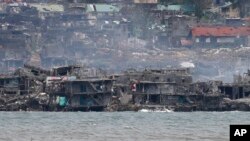 Asap terlihat di lokasi pertempuran di mana kelompok militan pro-ISIS bertahan melawan pasukan pemerintah di kota Marawi di Filipina selatan, 19 Oktober 2017.