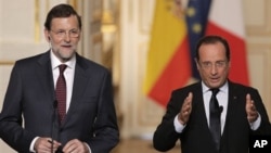 Thủ tướng Tây Ban Nha Mariano Rajoy (trái), và Tổng thống Pháp Francois Hollande phát biểu với giới truyền thông tại một cuộc họp báo diễn ra sau hội nghị Pháp-Tây Ban Nha ở cung điện Elysee, Paris, 17/10/2012. (AP Photo/Christophe Ena)