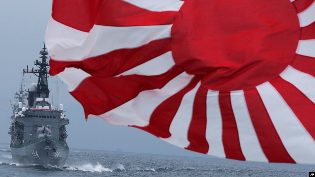 Lực lượng tự vệ Hàng hải Nhật Bản (JMSDF) hộ tống tàu Kurama (trái) và tàu khu trục Yudachi ra Vịnh Sagami, phía nam Tokyo.