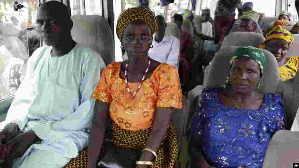 Des parents attendent l&#39;arrivée de leurs filles récemment libérées d&#39;être transportés à Abuja, au Nigéria, le samedi 20 mai 2016.