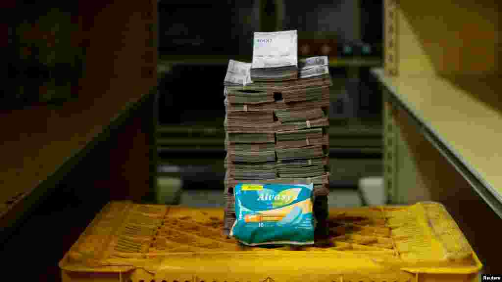Un paquete de toallas sanitarias junto a 3.500.000 bolivars, equivalente a 0,53 dólares.