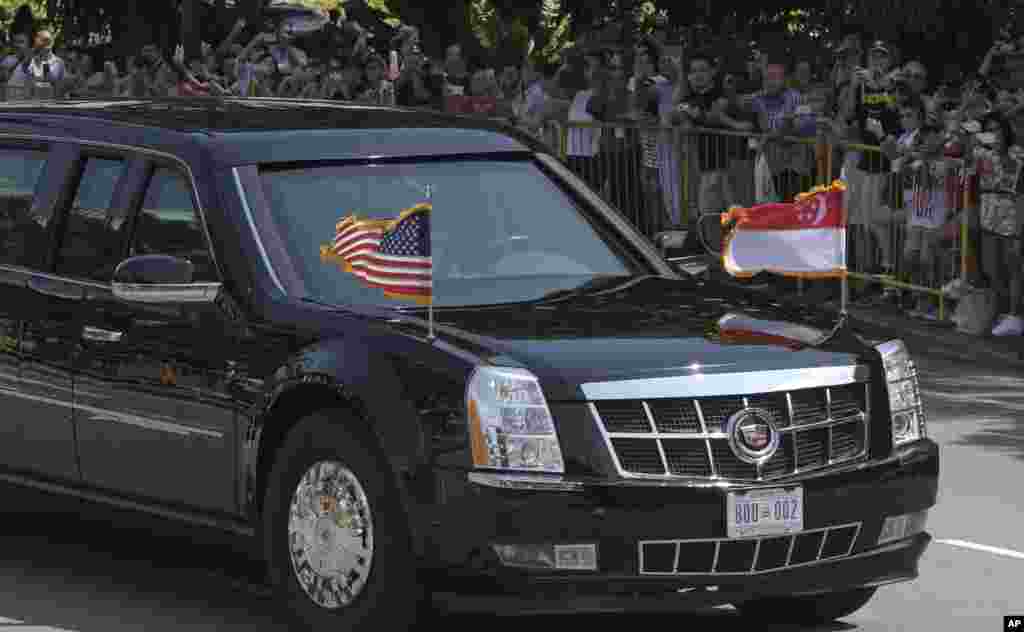 11일 싱가포르에서 도널드 트럼프 미국 대통령이 탑승한 차량이 11일 리셴룽 싱가포르 총리 집무실인 이스타나로 이동하고 있다.