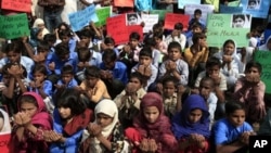 16일 말랄라 유사프자이 양의 쾌유를 기도하는 파키스탄 학생들. (자료사진)