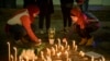 人们在北卡大学的临时纪念处悼念在北卡州教堂山被枪杀的三名穆斯林。（2015年2月11日）