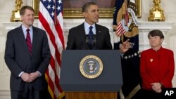 Obama al hacer el anuncio en la Casa Blanca junto a los dos exfiscales, Richard Cordray y Mary Jo White.