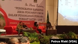 Sesi pemaparan dan diskusi pada pelatihan peningkatan kapasitas penuntut umum dalam penanganan perkara tindak pidana terkait satwa liar di Surabaya (foto:VOA/Petrus Riski) 