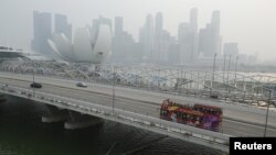 Singapura tertutup kabut asap akibat kebakaran hutan di Indonesia, September 2015.