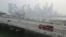 Singapura tertutup kabut asap akibat kebakaran hutan di Indonesia, September 2015.
