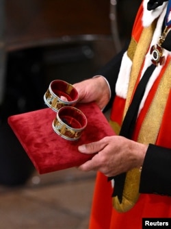 Las pulseras de oro que se cree que se relacionan con símbolos antiguos de caballería y liderazgo militar, durante la coronación del rey Carlos III y la reina Camila el 6 de mayo de 2023 en Londres. Gareth Cattermole/vía REUTERS