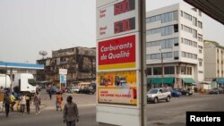 Une station-service à Abidjan, Côte d’Ivoire, 28 janvier 2016.