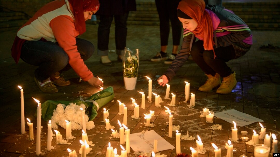 Warga membuat tempat penghormat setelah doa bersama di Universitas North Carolina menyusul pembunuhan tiga mahasiswa di Chapel Hill, North Carolina, 11 Februari 2015.