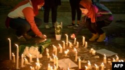 Warga membuat tempat penghormat setelah doa bersama di Universitas North Carolina menyusul pembunuhan tiga mahasiswa di Chapel Hill, North Carolina, 11 Februari 2015.