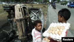 Anak-anak penjual telur di Atambua, wilayah yang berbatasan dengan Timor Leste dengan kesejahteraan minim. (Foto: Reuters)