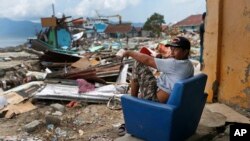 Un homme, qui a tout perdu lors du séisme suivi d’un tsunami dans le village de Wani, Indonésie, le 4 octobre 2018.