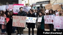 Studentu u Zagrebu i u još nekim mestima u Hrvatskoj održali su 15 minuta tišine kao znak solidarnosti sa studentima u Srbiji