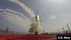 ناوشکن موشک‌انداز هدایت‌شونده «یواس‌اس فرانک ئی. پترسن جونیور» از کلاس «آرلی برک» در جریان عملیات پشتیبانی از عملیات «خشم حماسی»، ۲۸ فوریه ۲۰۲۶، یک موشک تاماهاوک ویژه حمله به اهداف زمینی شلیک می‌کند. (عکس: نیروی دریایی ایالات متحده)