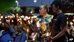 مردم به یاد قربانیان کشتار در لاس وگاس شمع روشن کردند.
