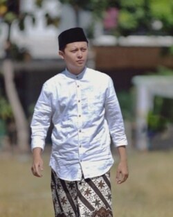 Ahmad Romzi, asisten staf khusus presiden dengan gugus tugas pondok pesantren. Ia juga direktur pondok pesantren Al Shighor di Cirebon.