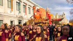 Anggota tim dansa Universitas Negeri Texas berdiri di Pawai Hari Thanksgiving Macy, Kamis, 28 November 2019, di New York. (Foto: AP/Mark Lennihan)