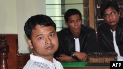 30 year-old Indonesian Alexander Aan listens to the judges delivering his verdict in West Sumatra, June 14, 2012.