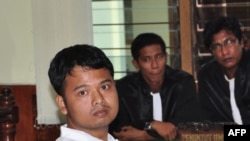Alexander Aan, saat menghadiri sidang di pengadilan Muaro Sinjunjung, Sumatera Barat atas dakwaan penghinaan agama (14/6).