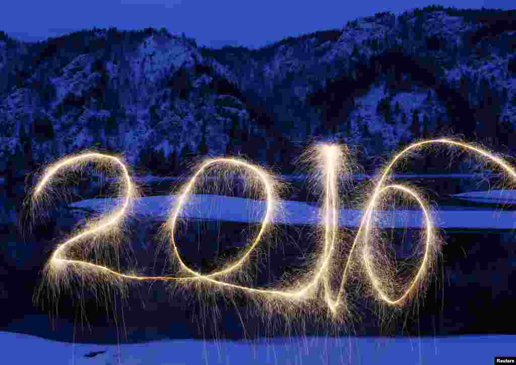 Tulisan tahun &quot;2016&quot; yang terbentuk dari kembang api di pinggiran Sungai Yenisei di distrik Taiga, dekat kota Divnogorsk di luar kota Krasnoyarsk, Siberia, Rusia.