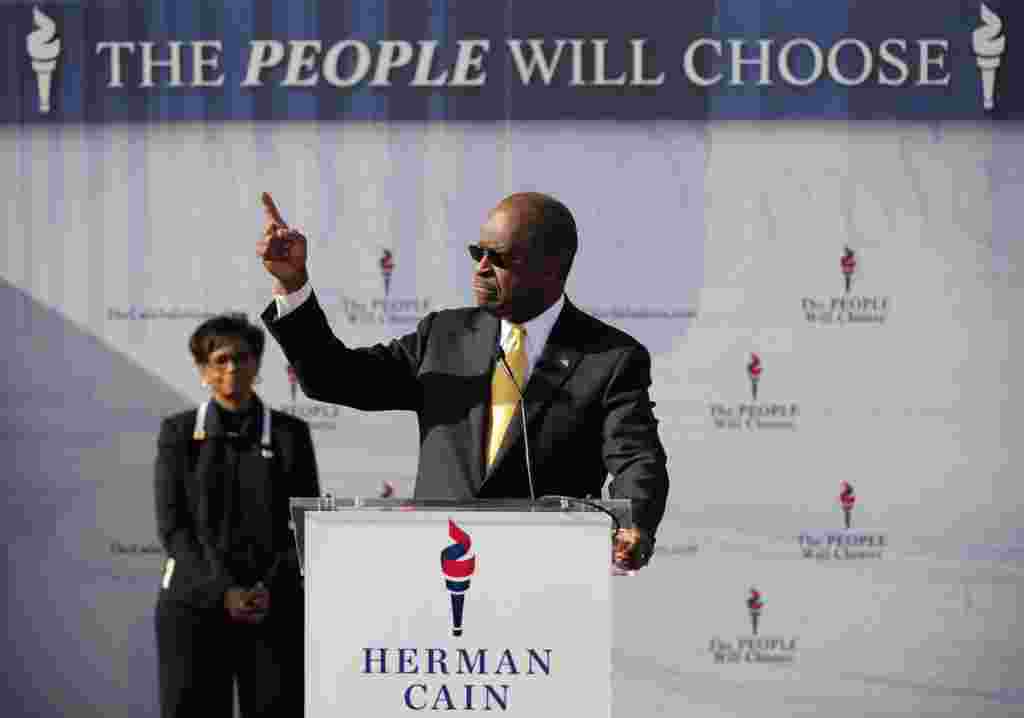 Herman Cain saat mengumumkan pengunduran dirinya dari bursa bakal calon presiden Partai Republik, Sabut, 3 Desember 2011 di Atlanta (AP).