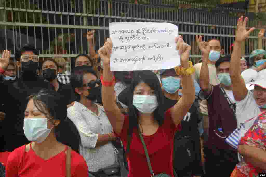 ရန်ကုန်မြို့ ဆူးလေးအနီး စစ်အာဏာသိမ်းမှုကို ကန့်ကွက်တဲ့ ဆန္ဒပြ မြင်ကွင်း။ 