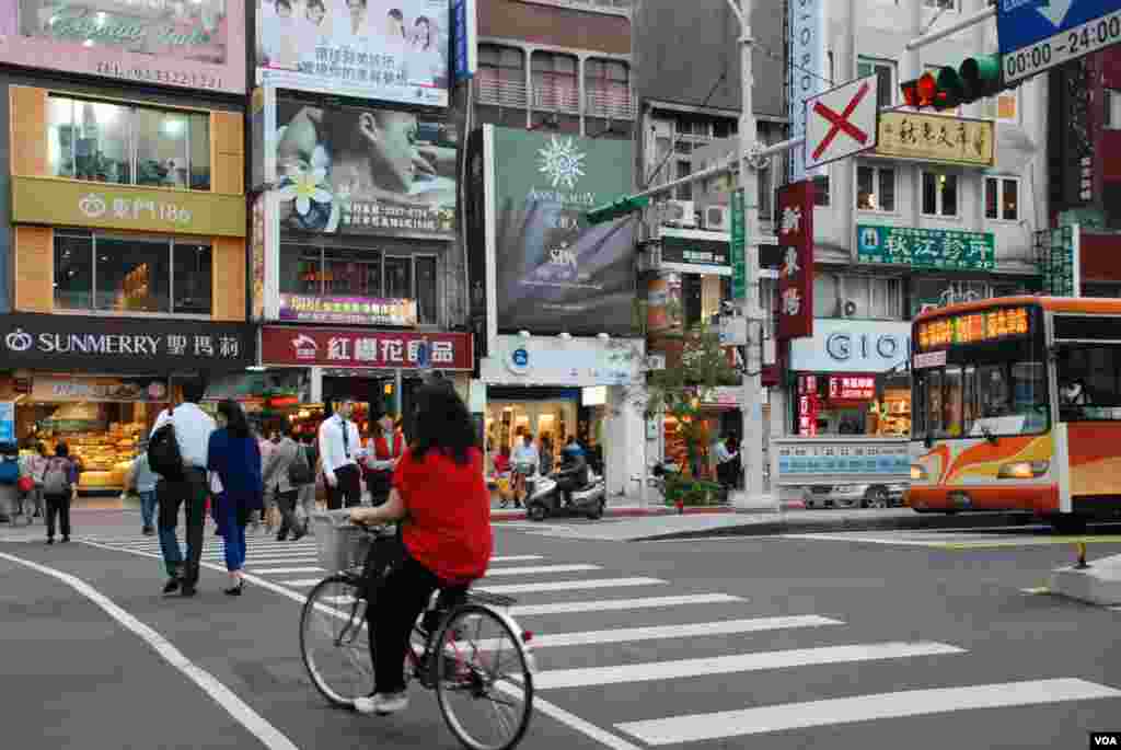 Suasana sebuah jalan di Taiwan. (VOA/Iris Tong)