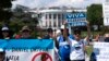 ARCHIVO - En esta foto de archivo del 23 de junio de 2021, personas protestan por la liberación de presos políticos en Nicaragua frente a la Casa Blanca en Washington. (Foto AP/José Luis Magaña)
