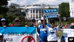 ARCHIVO - En esta foto de archivo del 23 de junio de 2021, personas protestan por la liberación de presos políticos en Nicaragua frente a la Casa Blanca en Washington. (Foto AP/José Luis Magaña)

