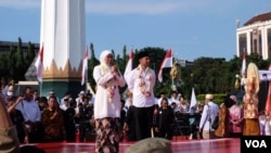 Khofifah Indar Parawansa dan Emil Elistianto Dardak menyampaikan pidato kerakyatan, pasca dilantik sebagai Gubernur dan Wakil Gubernur Jawa Timur 2019-2024 (foto Petrus Riski/VOA).