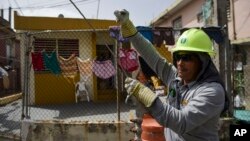 Ezequiel Rivera trabaja con Electric Energy Authority para restaurar líneas de distribución de energía dañadas por el huracán Maria en Puerto Rico.
