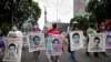 Familiares y amigos marchan en busca de justicia para los 43 estudiantes desaparecidos de Ayotzinapa en la Ciudad de México, el viernes 26 de agosto de 2022. 