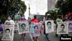 Familiares y amigos marchan en busca de justicia para los 43 estudiantes desaparecidos de Ayotzinapa en la Ciudad de México, el viernes 26 de agosto de 2022. 