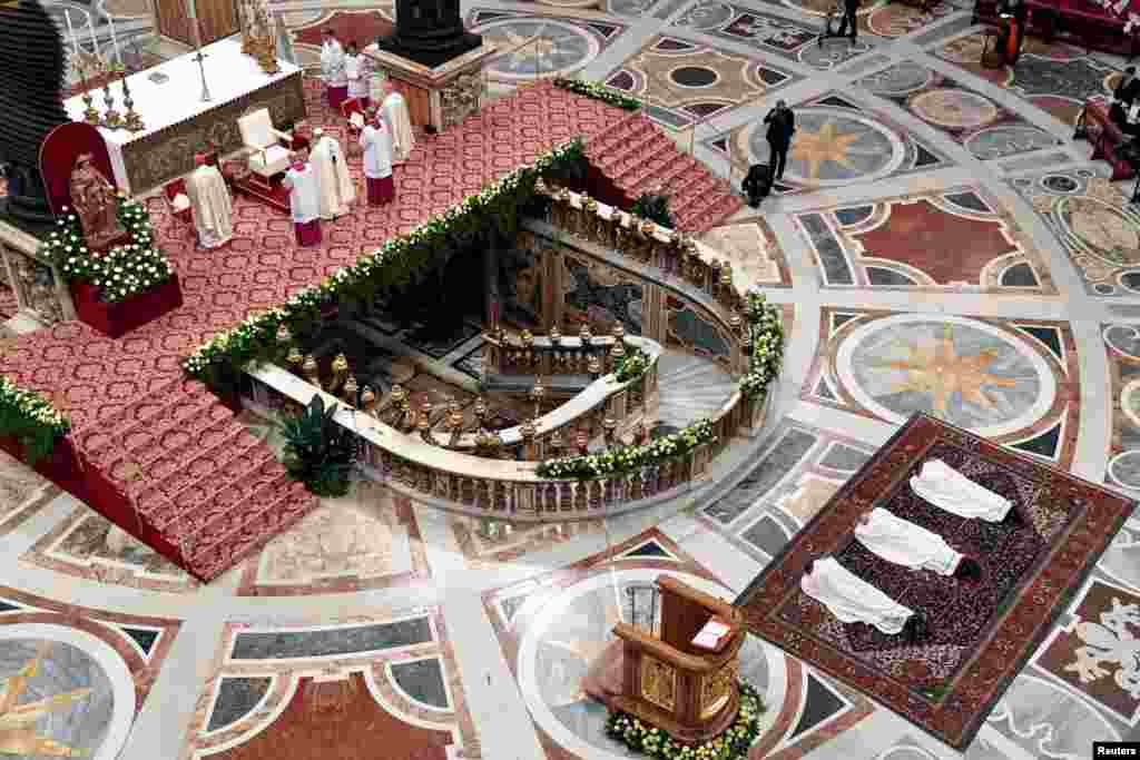 바티칸 성 베드로 대성당에서 열린 프란시스 교황의 안수식에서 몬시뇰들이 제단 앞 바닥에 엎드려 있다.