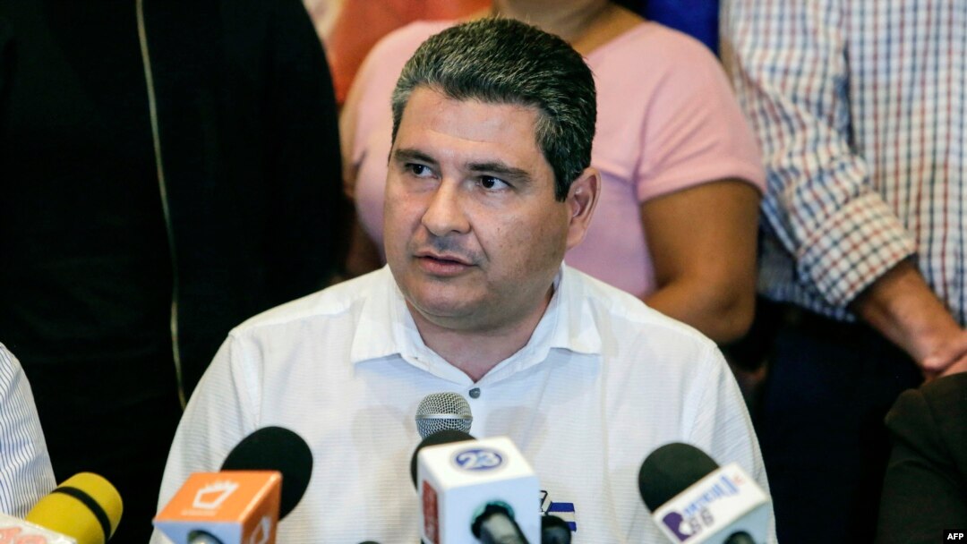 En esta foto de archivo tomada el 22 de mayo de 2019, el nicaragüense Juan Sebastián Chamorro, habla durante una conferencia de prensa con miembros de diferentes cámaras de comercio y padres de presos políticos en Managua. 