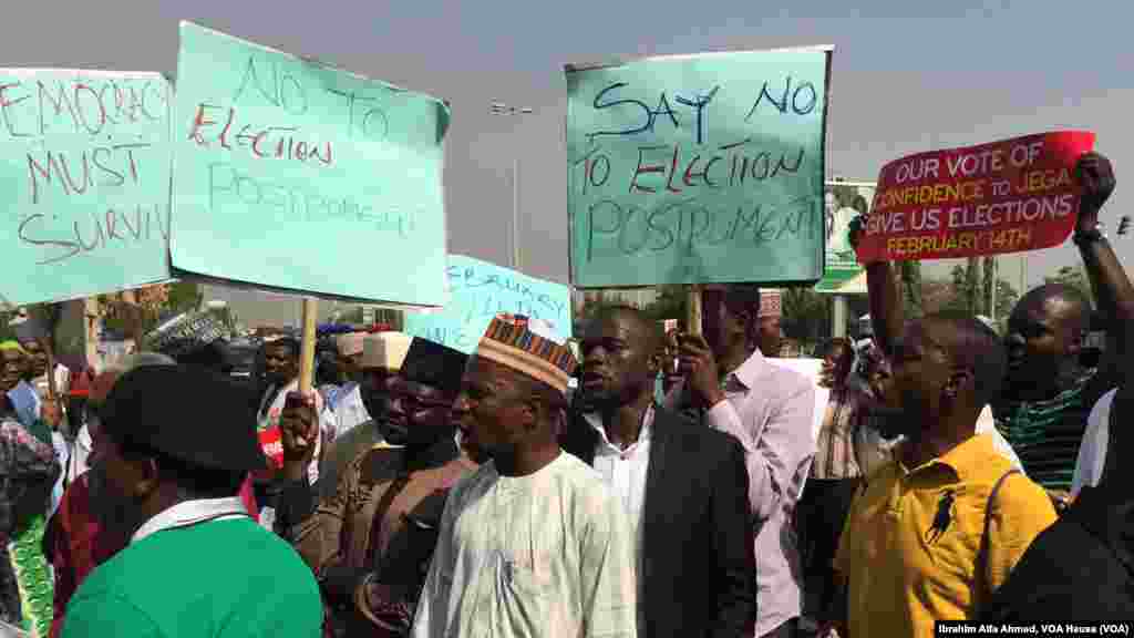 Protesters rally against a delay of the February 14 presidential elections, Abuja, Nigeria, Feb. 5, 2015.