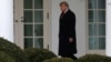 ARHIVA - Predsednik Donald Tramp hoda ka Ovalnoj kancelariji, 31. decembra 2020.(Foto: Reuters/Leah Millis)